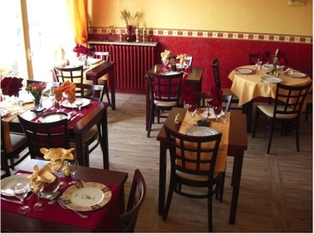 ניונס Hotel Restaurant Les Oliviers מראה חיצוני תמונה