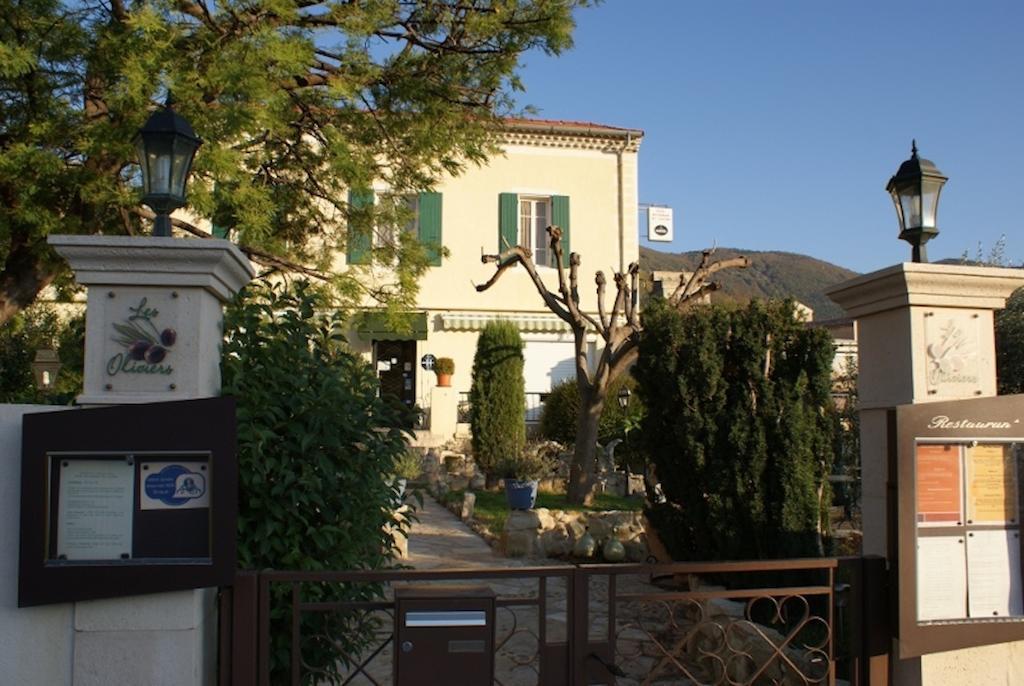 ניונס Hotel Restaurant Les Oliviers מראה חיצוני תמונה