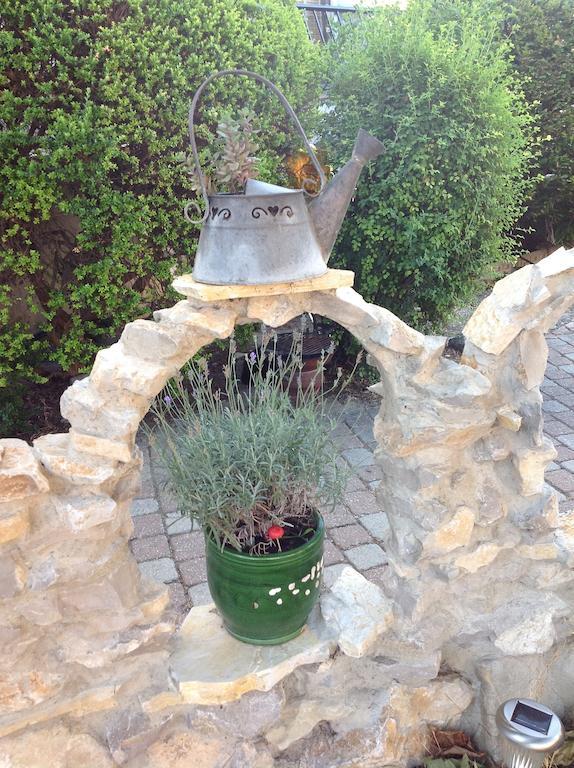 ניונס Hotel Restaurant Les Oliviers מראה חיצוני תמונה