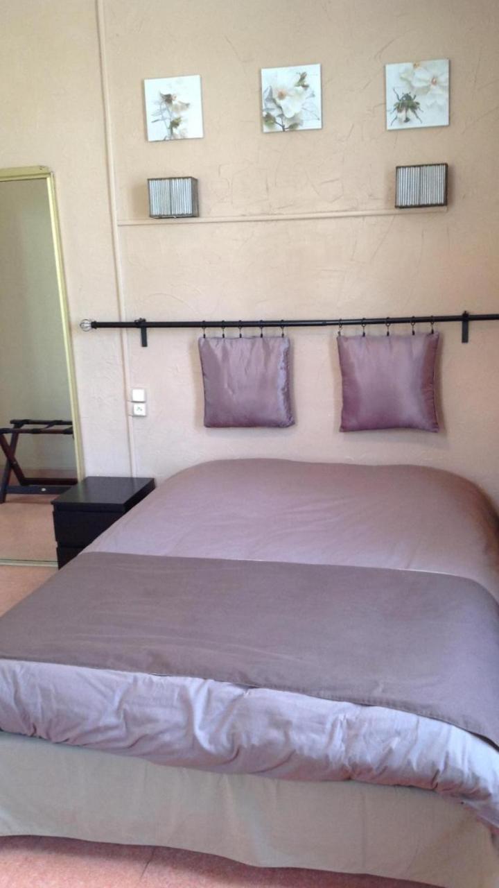 ניונס Hotel Restaurant Les Oliviers מראה חיצוני תמונה